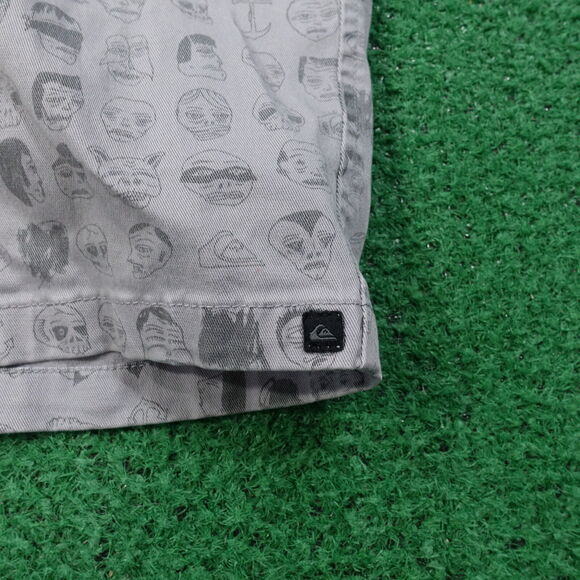 QUIKSILVER GREY CARTOON FACES FLAT FRONT SHORTS SIZE 26 - Picture 3 of 8